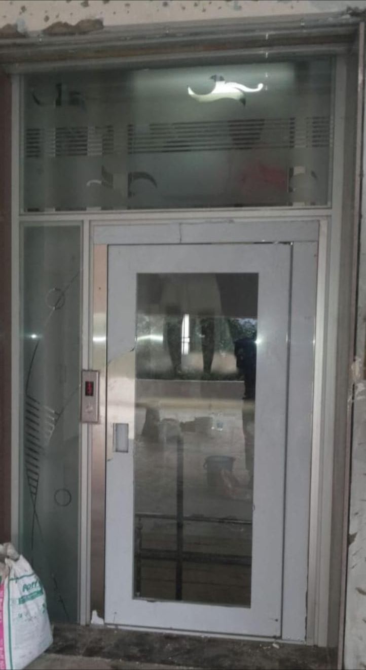 Glass landing door with transom, site installation