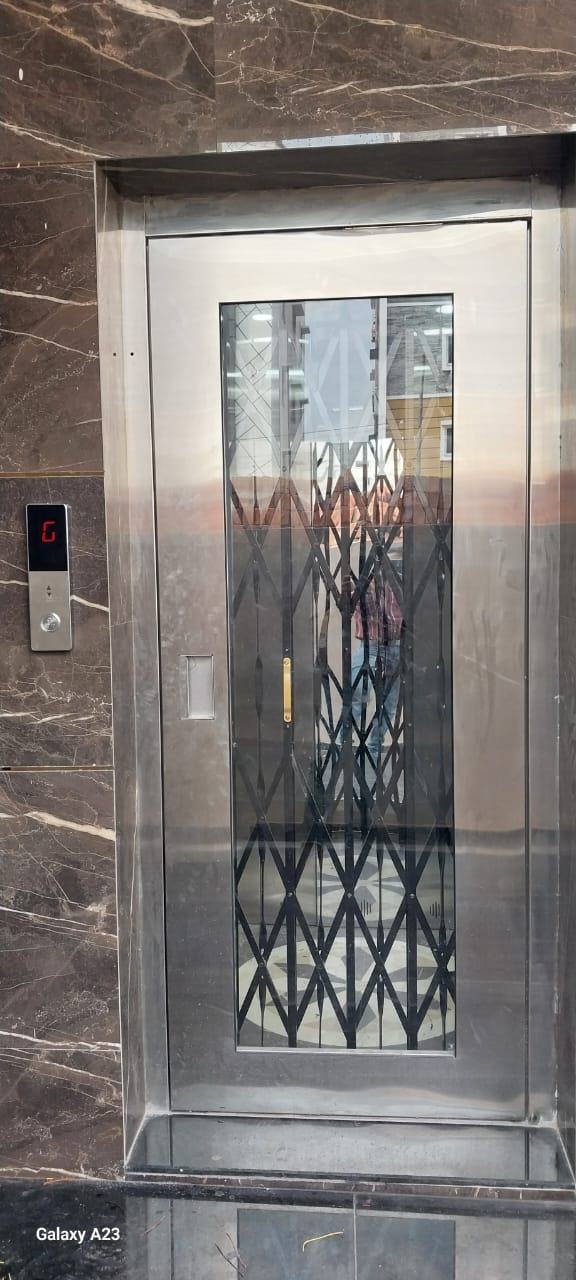 Glass door elevator, commercial site